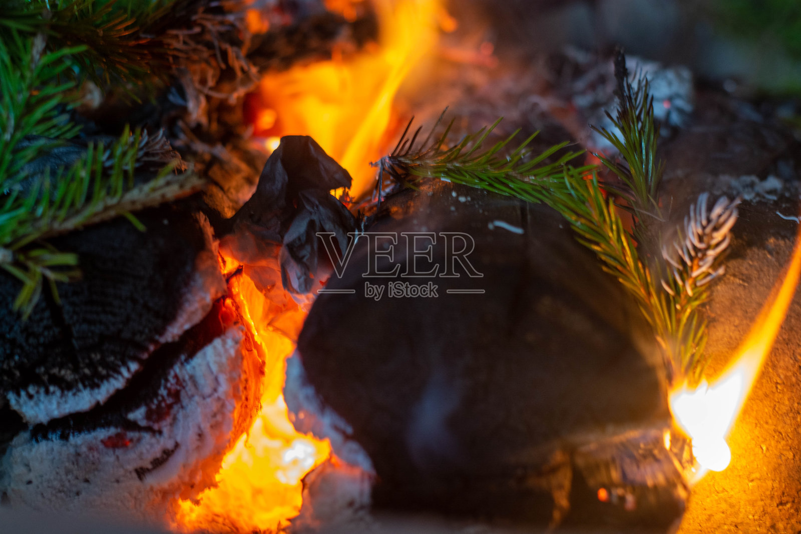 燃烧着木柴的壁炉。柴火近了。照片摄影图片