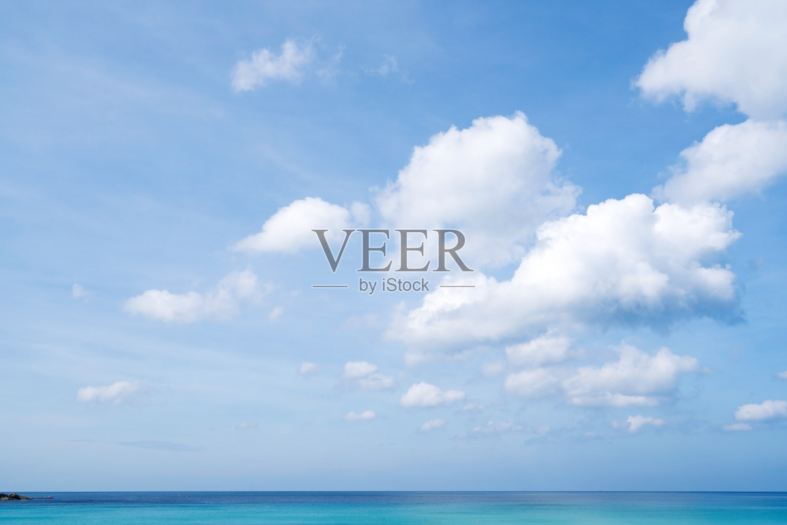 夏天的海背景蓝色的天空，白色的云在海上普吉岛泰国照片摄影图片