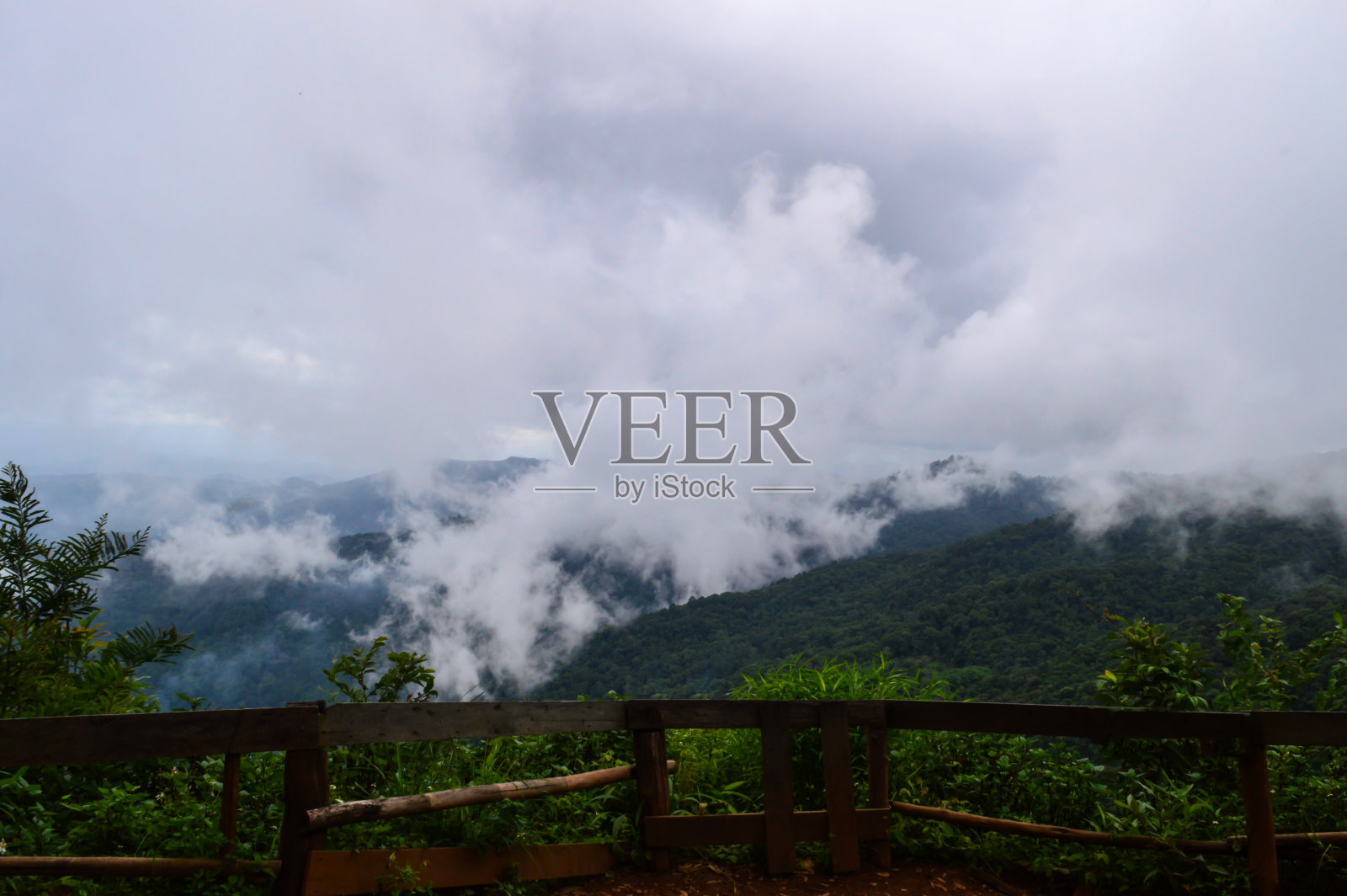 云和山在傍晚。五彩缤纷的大自然。照片摄影图片