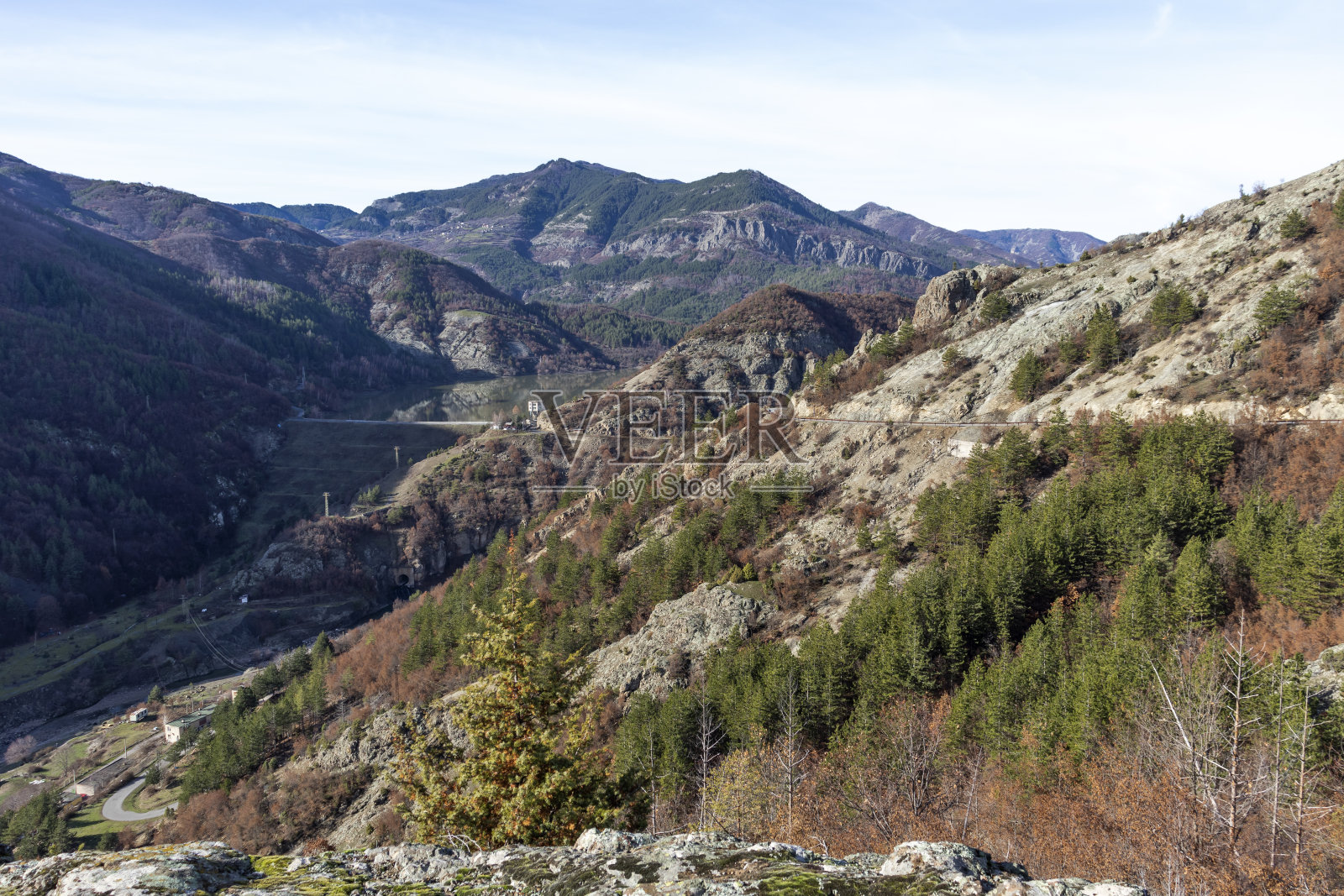 保加利亚Borovitsa水库附近的Rhodope山脉照片摄影图片