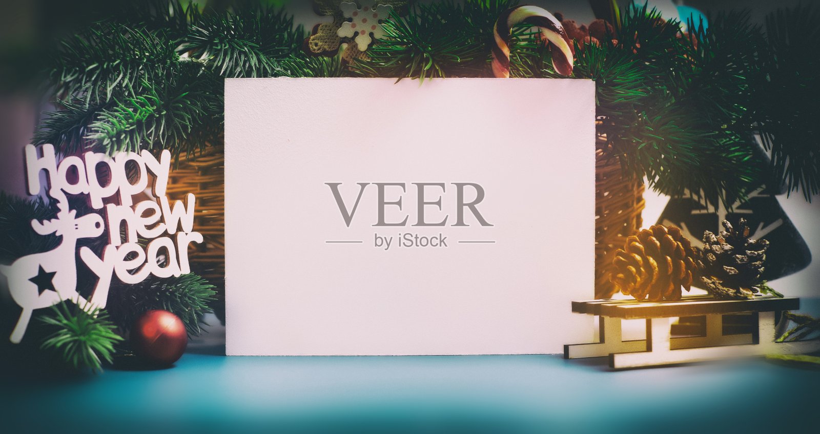 木桌上装饰着圣诞礼物。背景与复制空间模型。圣诞快乐，恭贺新禧。照片摄影图片