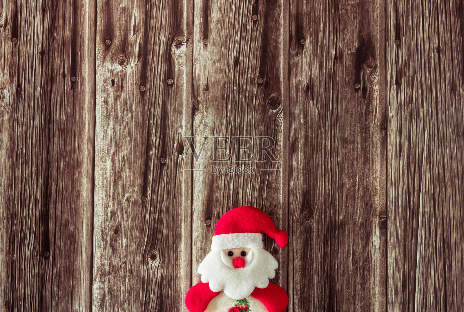 装饰圣诞老人娃娃木制背景。副本的空间。有选择性的重点。照片摄影图片