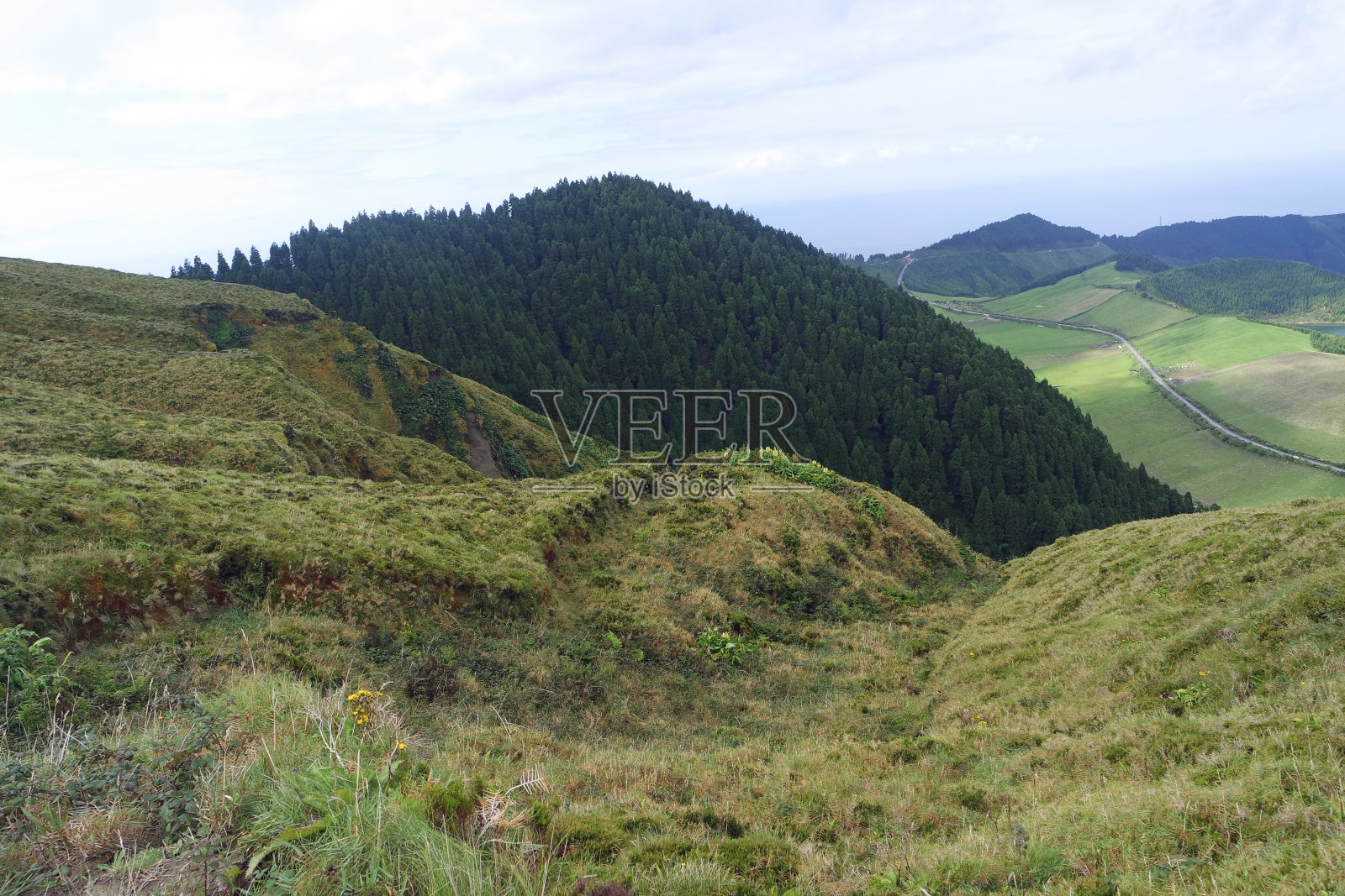 亚速尔群岛上风景优美的绿色山景照片摄影图片