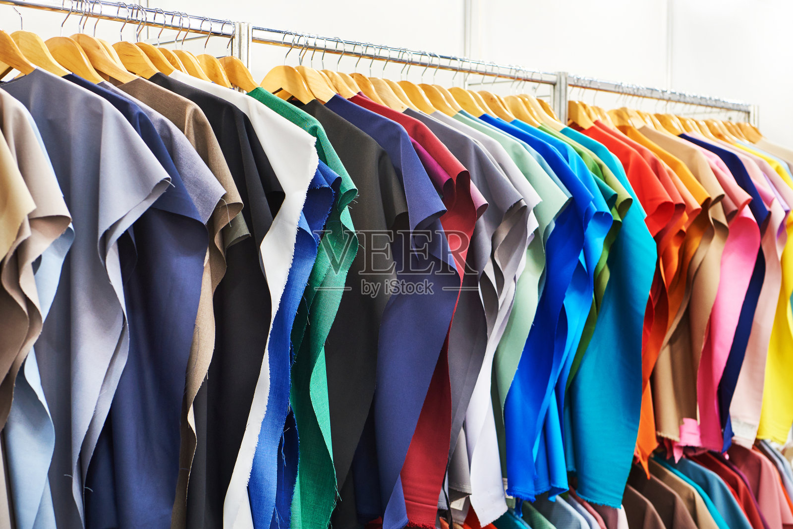 在衣架上缝衣服用的织物照片摄影图片