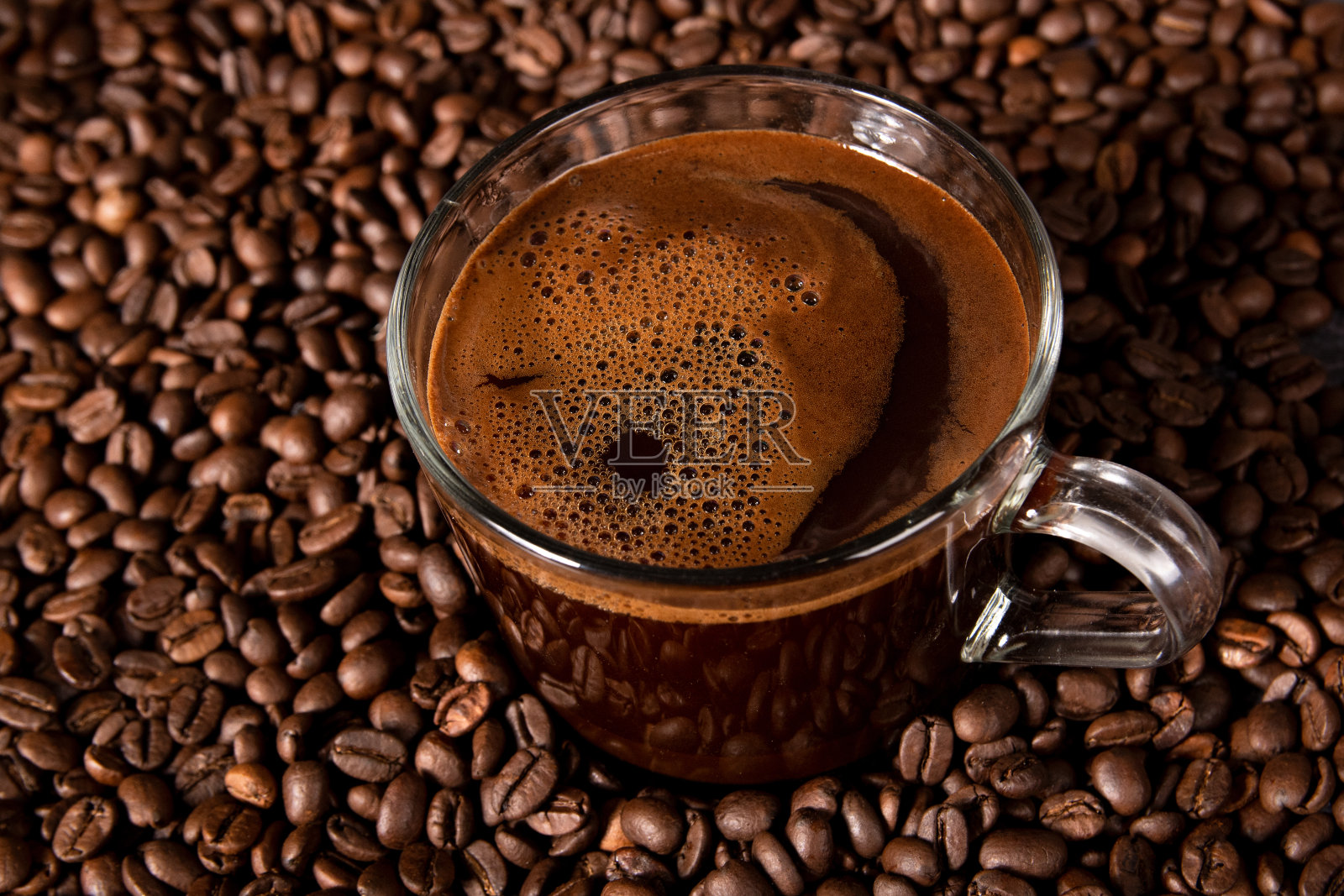 咖啡杯，现煮传统黑咖啡。背景是咖啡豆。有选择性的重点。照片摄影图片