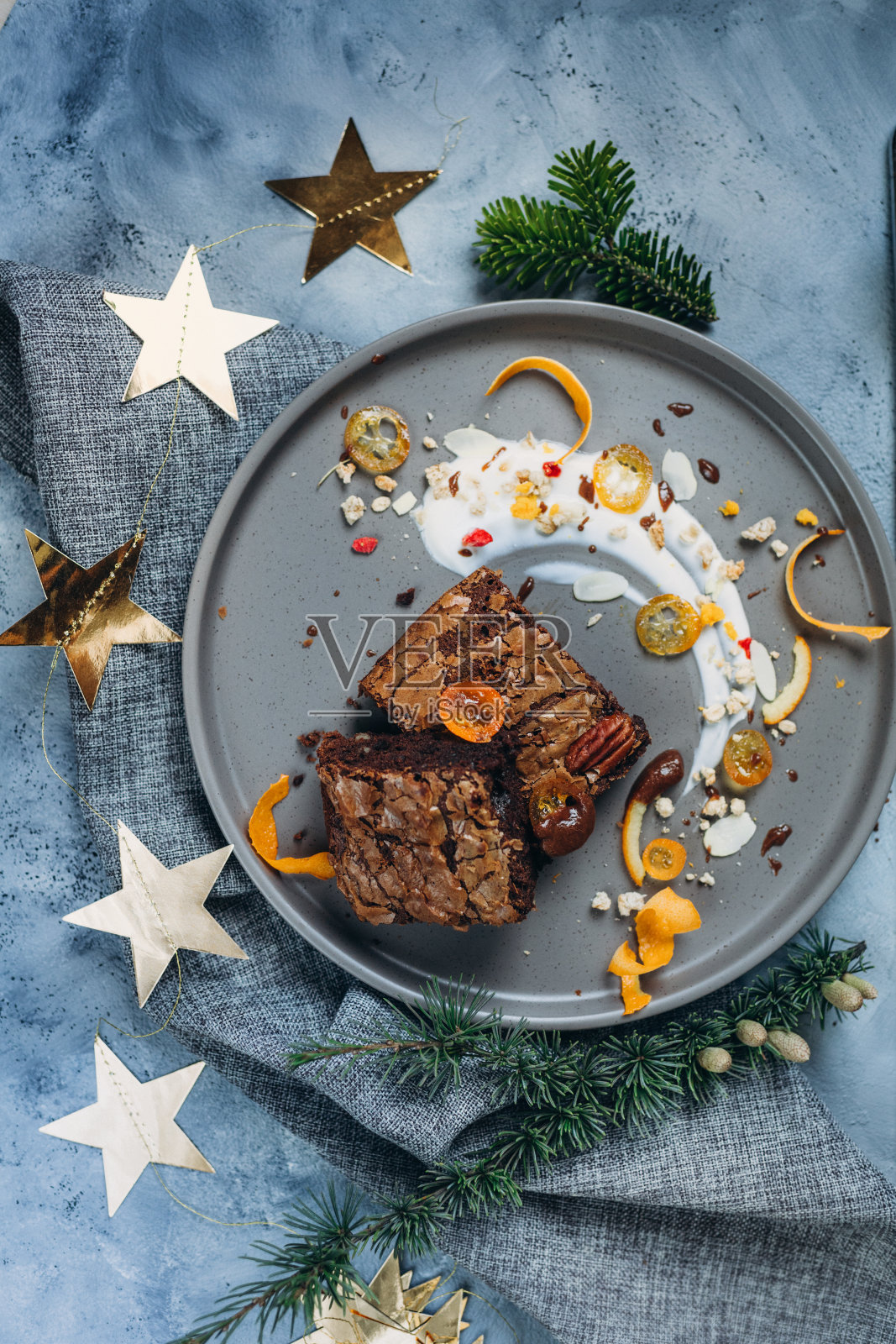 配有pican和柑橘的巧克力派，作为圣诞节的甜点照片摄影图片