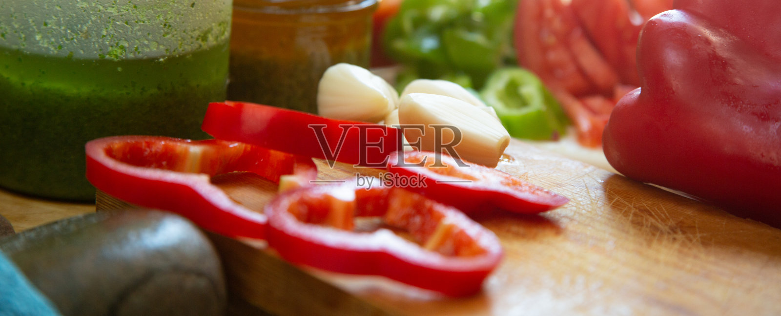 用菜刀切红辣椒，在木板上切番茄照片摄影图片