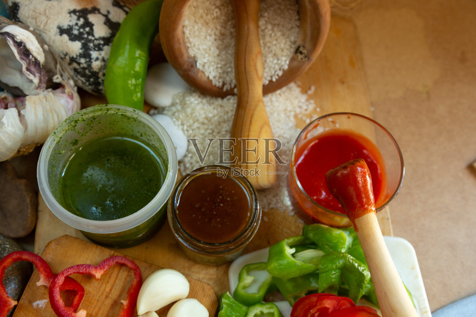 用菜刀切红辣椒，在木板上切番茄照片摄影图片