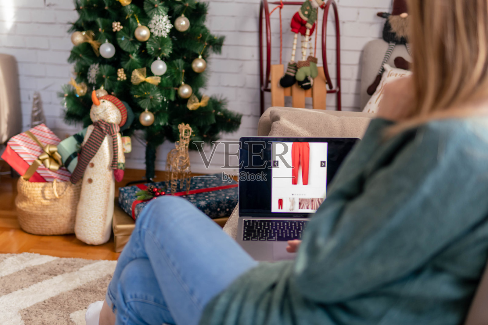 成熟女性圣诞节网购照片摄影图片