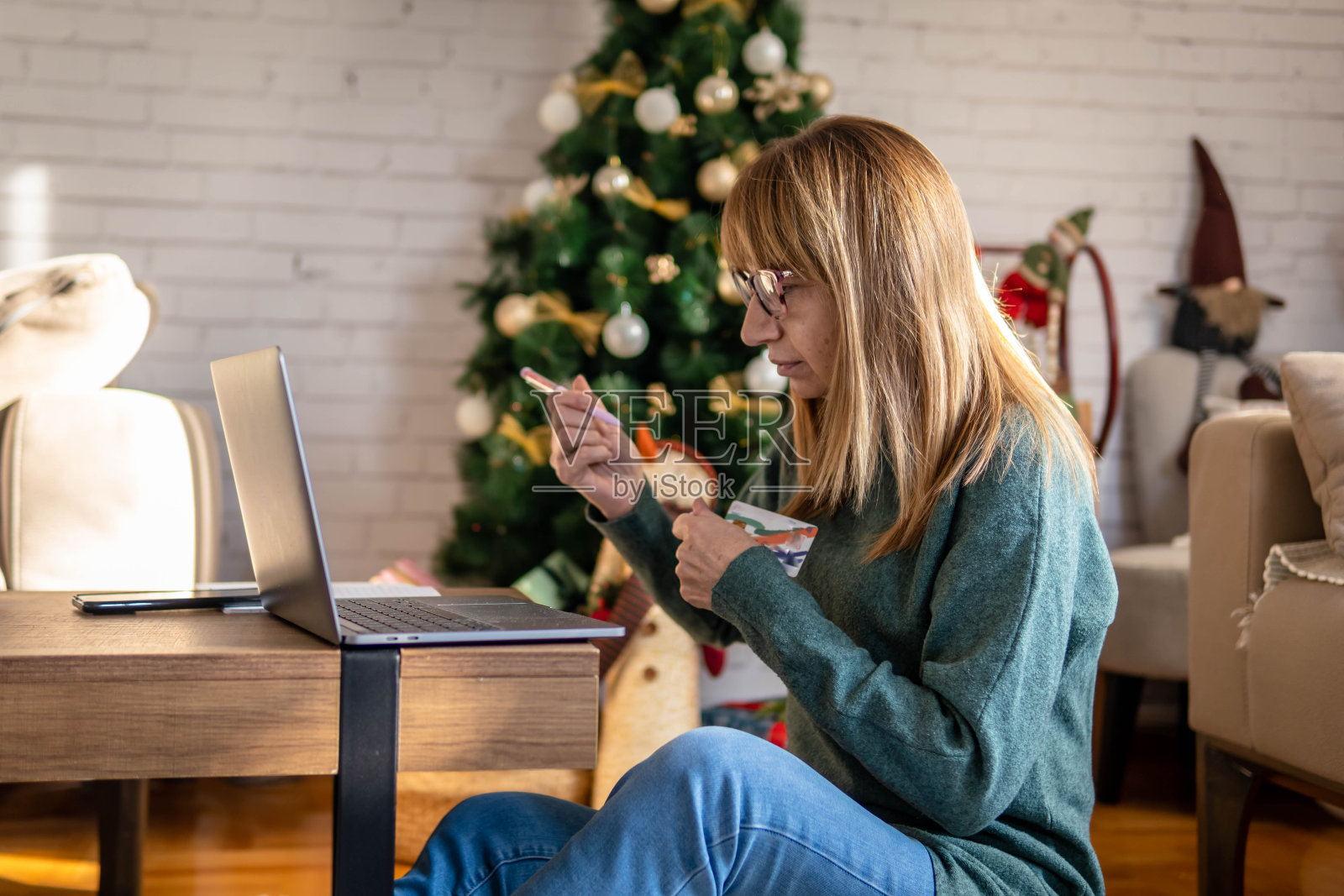 成熟女性圣诞节网购照片摄影图片