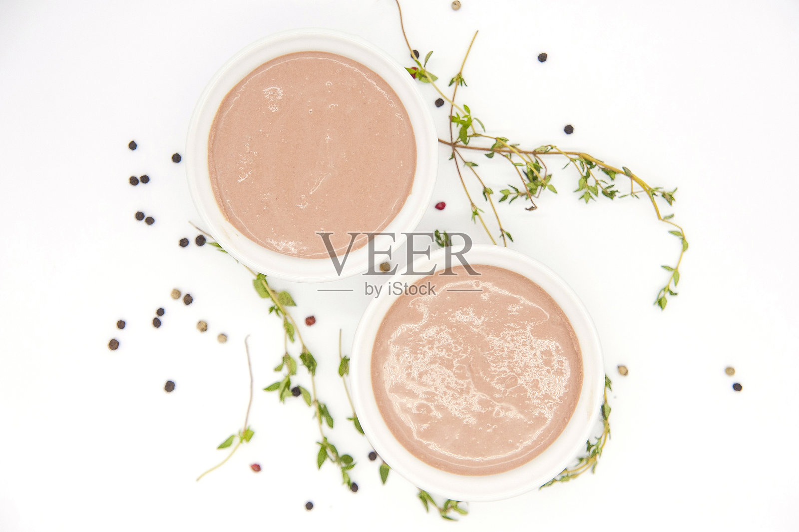 新鲜精致的肝酱，涂上香料和新鲜香草。照片摄影图片