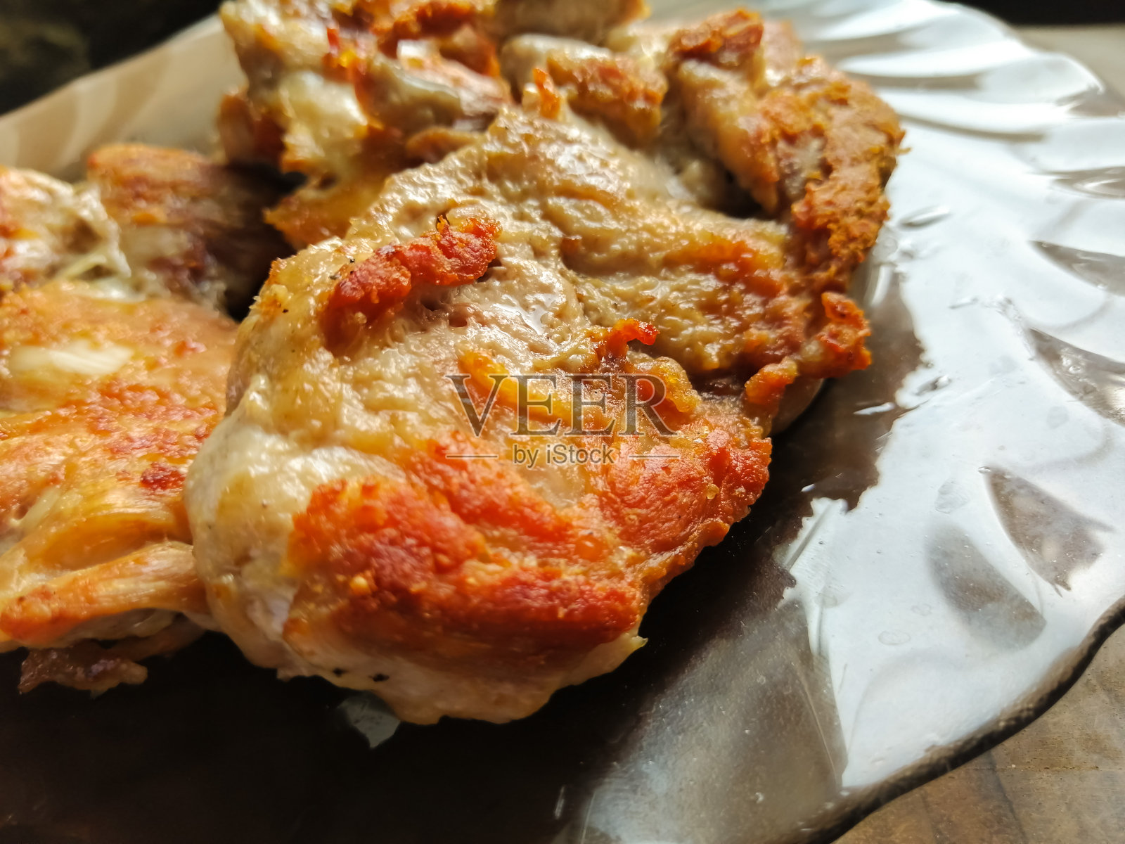 在一个黑色的透明盘子上的炸鸡照片摄影图片