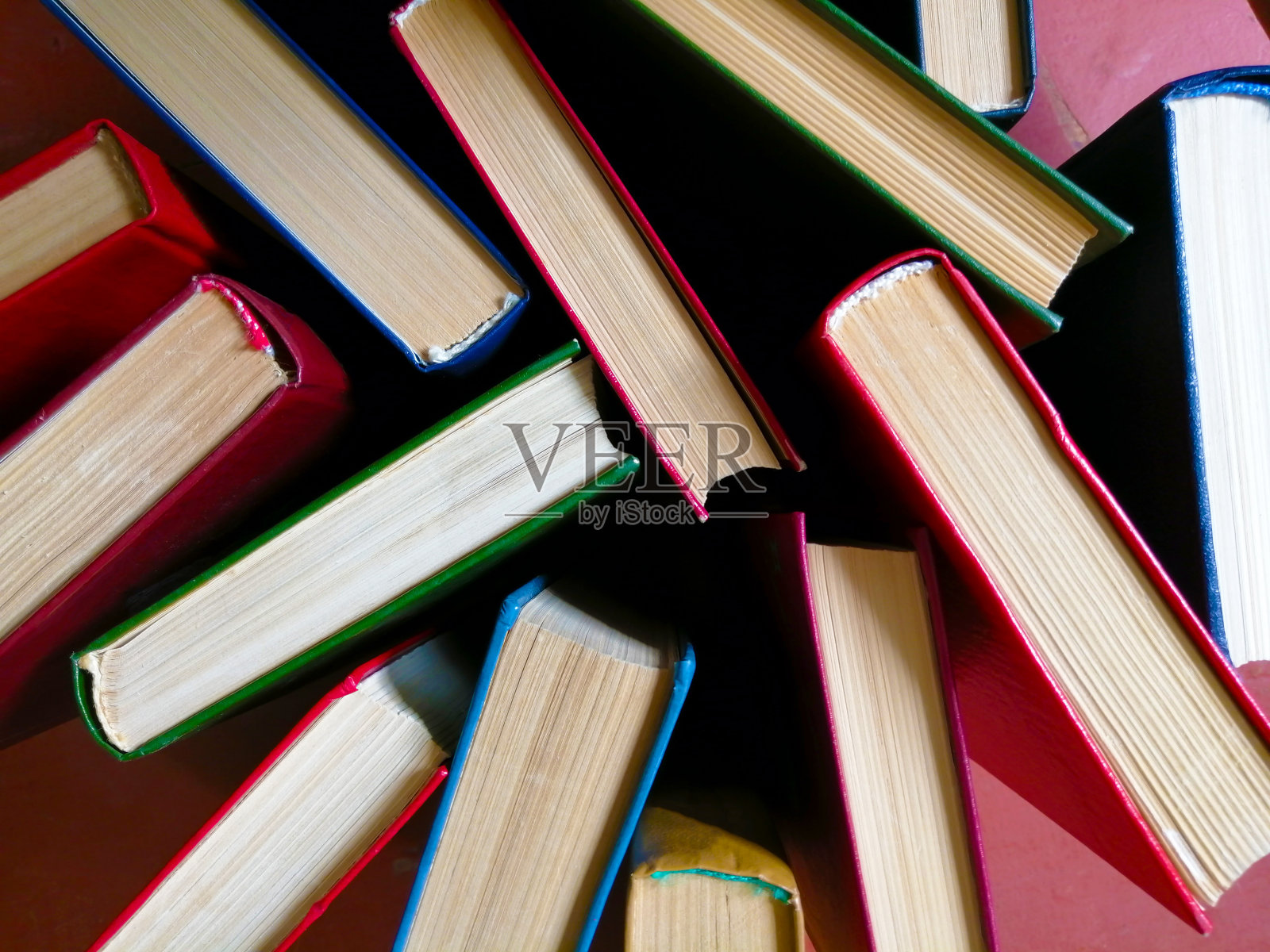 合上的旧书杂乱地摆放着照片摄影图片