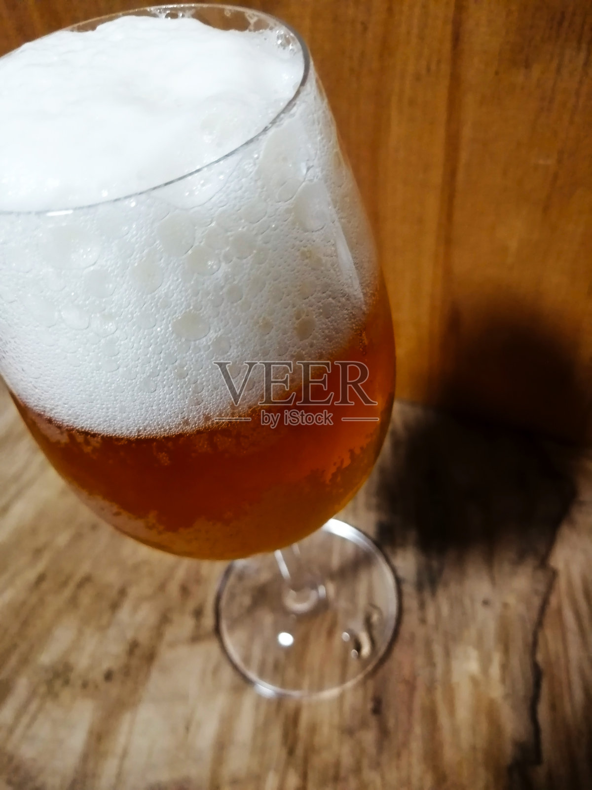 木架上放着一杯啤酒照片摄影图片