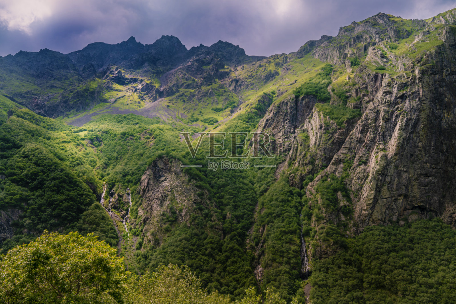 山峰山脉景观。绿色的山脉景观。山顶蓝天白云照片摄影图片