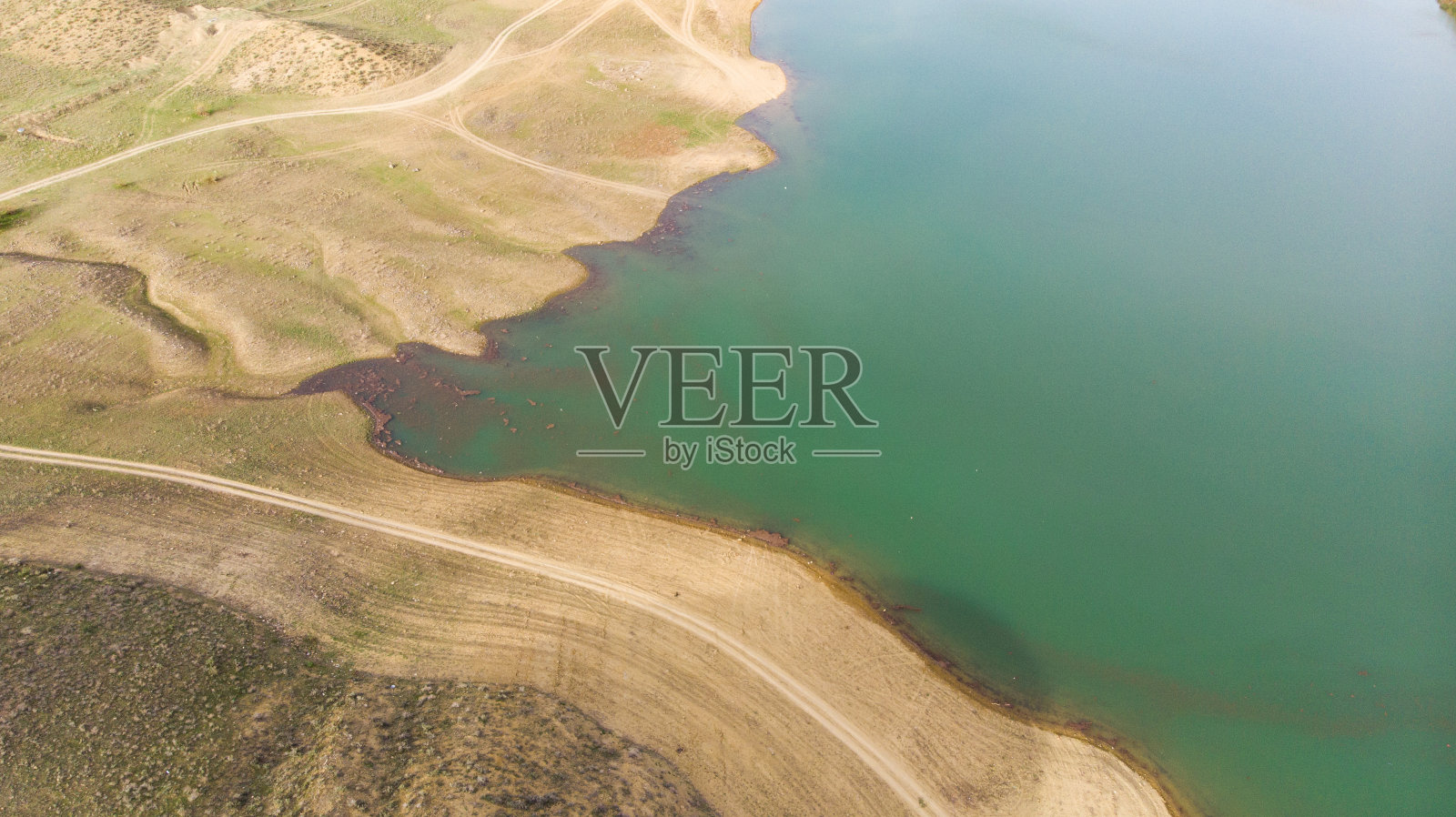 无人机观察湖与山照片摄影图片