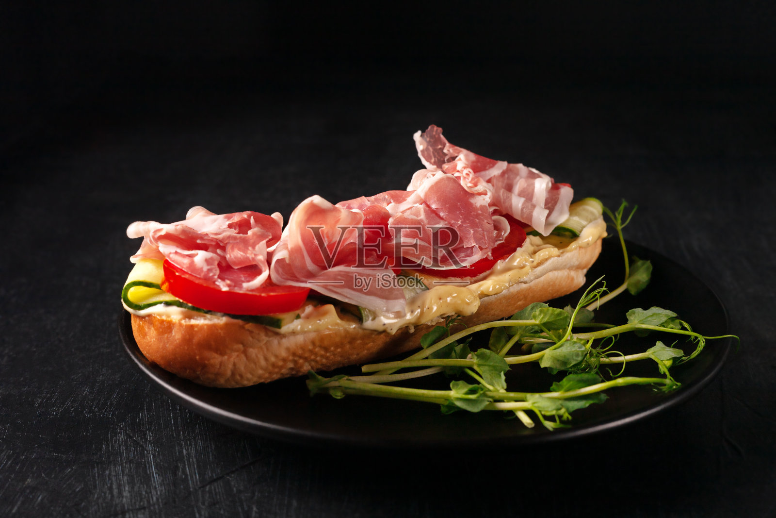 新鲜的自制培根，黄瓜和番茄三明治照片摄影图片