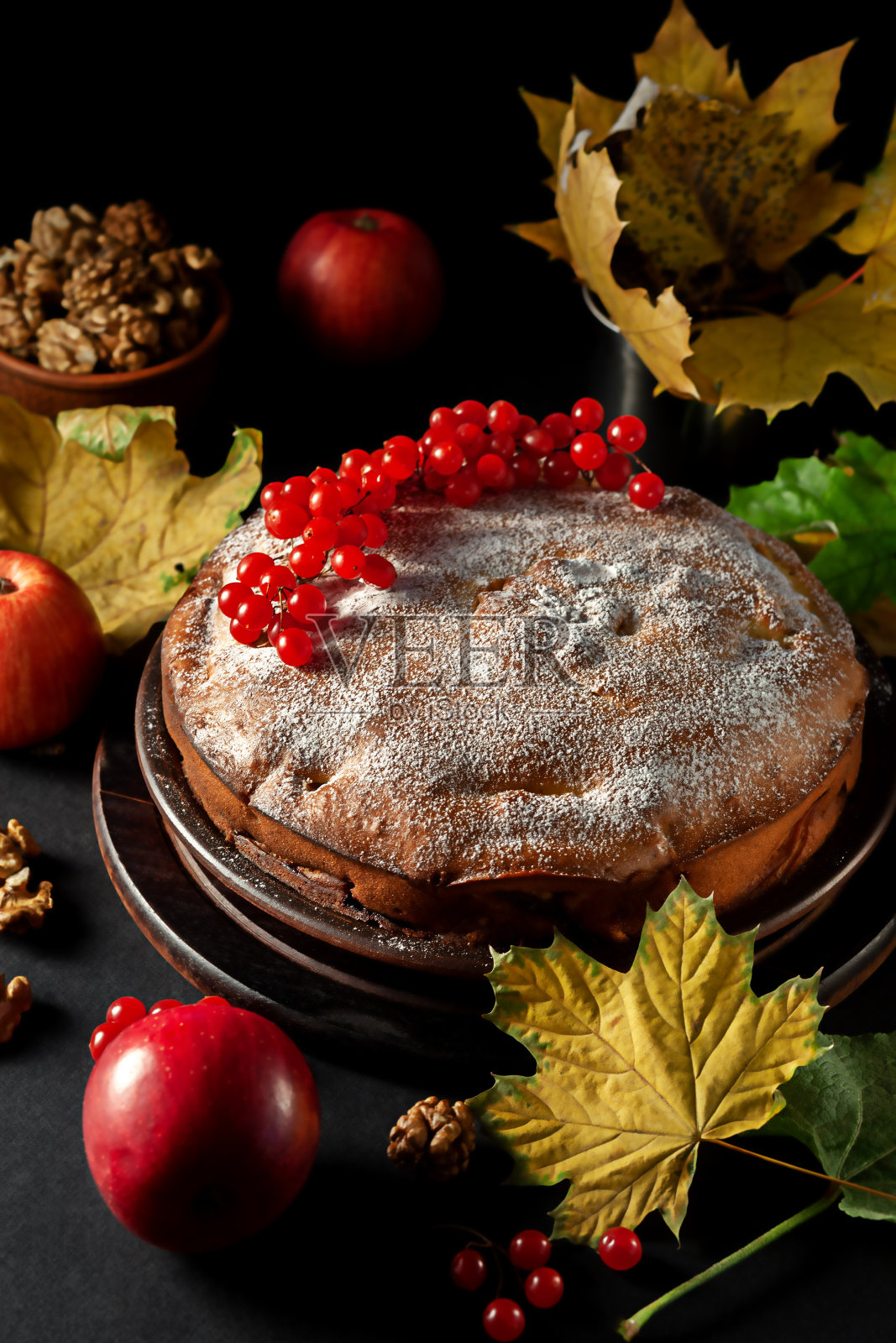 新鲜出炉的自制苹果馅饼放在大浅盘中照片摄影图片