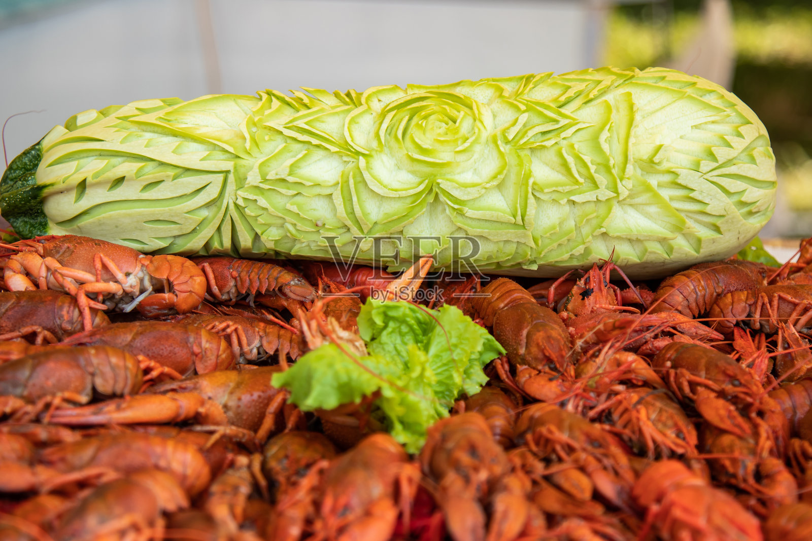 红龙虾煮红小龙虾食品。有雕刻图案的西葫芦照片摄影图片