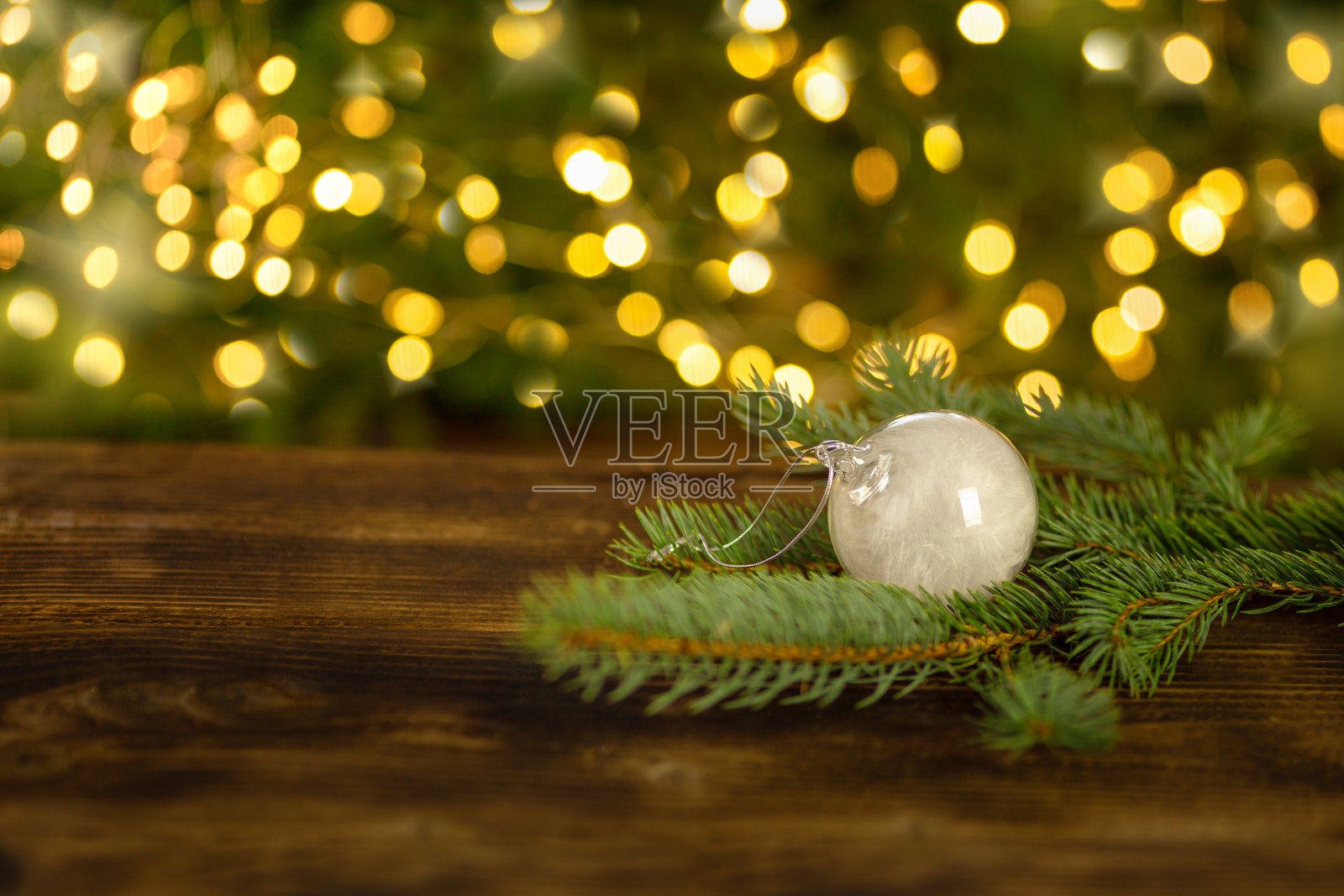 木桌上的圣诞装饰品照片摄影图片