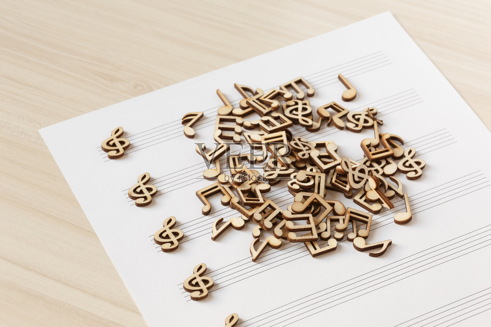 一堆木制的音符照片摄影图片