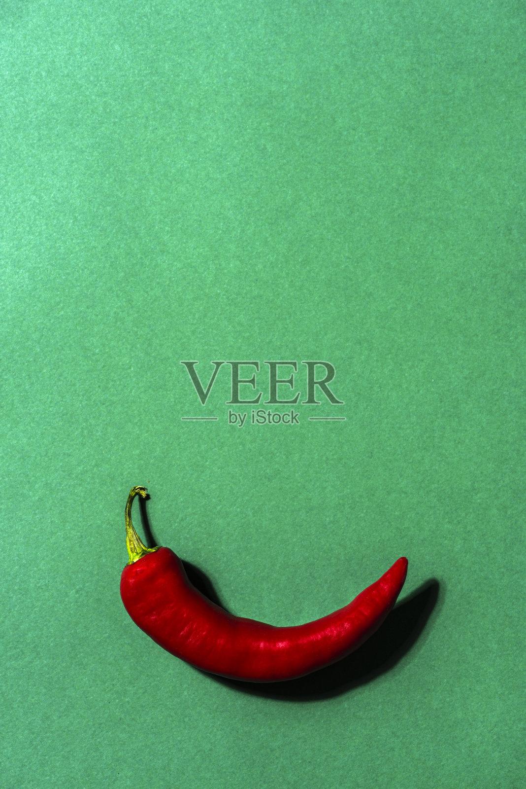 绿色背景上的红辣椒或红辣椒照片摄影图片