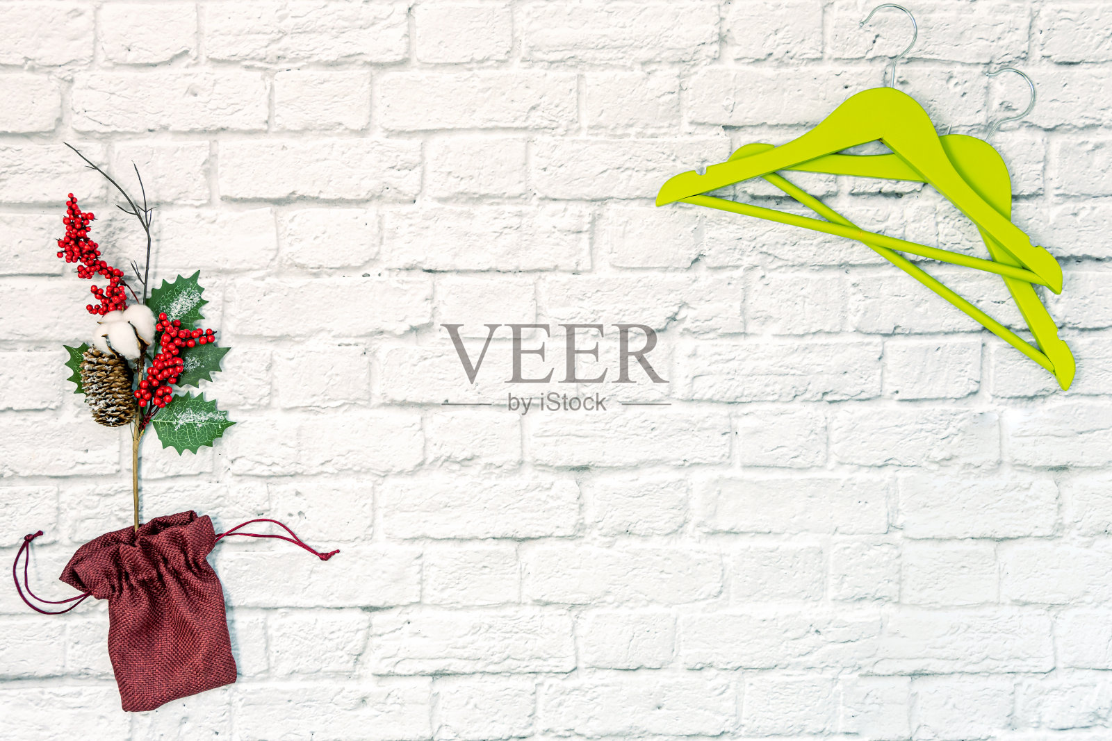 白色圣诞背景衣架和节日装饰。照片摄影图片