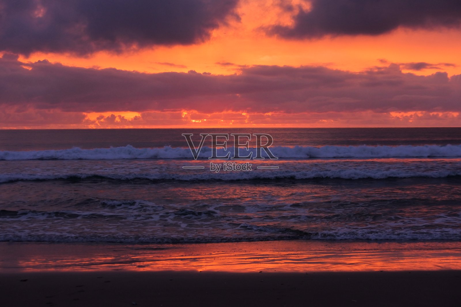 双六海滩日落与不明剪影游客，巴厘岛照片摄影图片