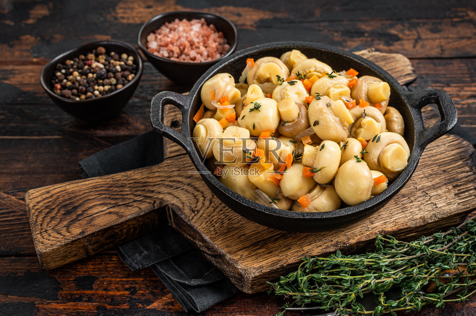 用平底锅腌制的香菇。深色木制背景。俯视图照片摄影图片