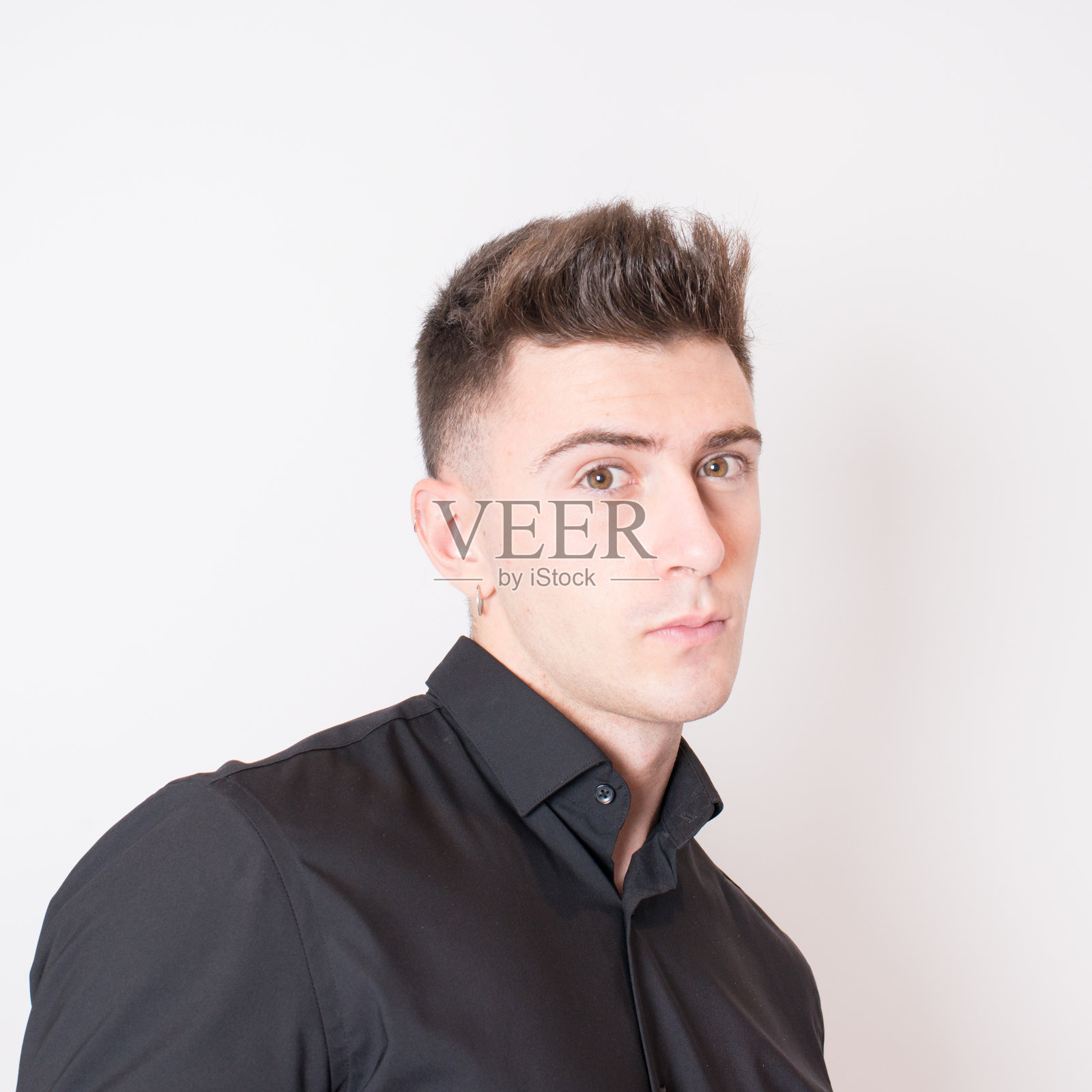 摄影棚拍摄了一个有吸引力的年轻专业人士看着相机。白色背景照片摄影图片