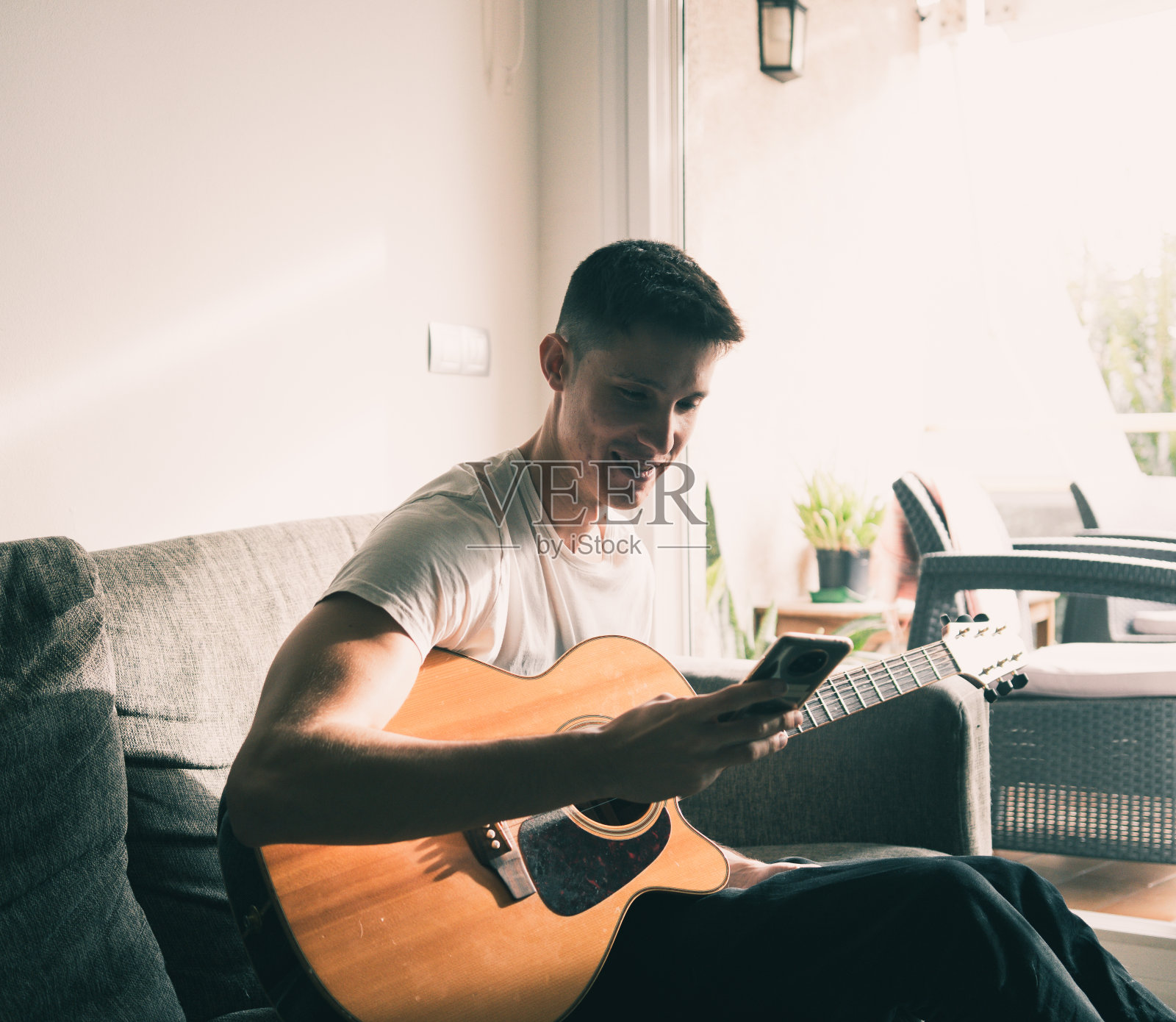 男人看着手机。照片摄影图片