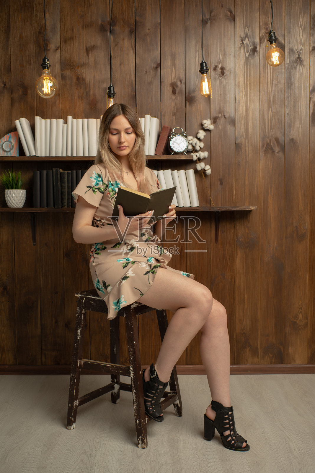 快乐的年轻女子加上尺寸模型微笑对着木墙照片摄影图片