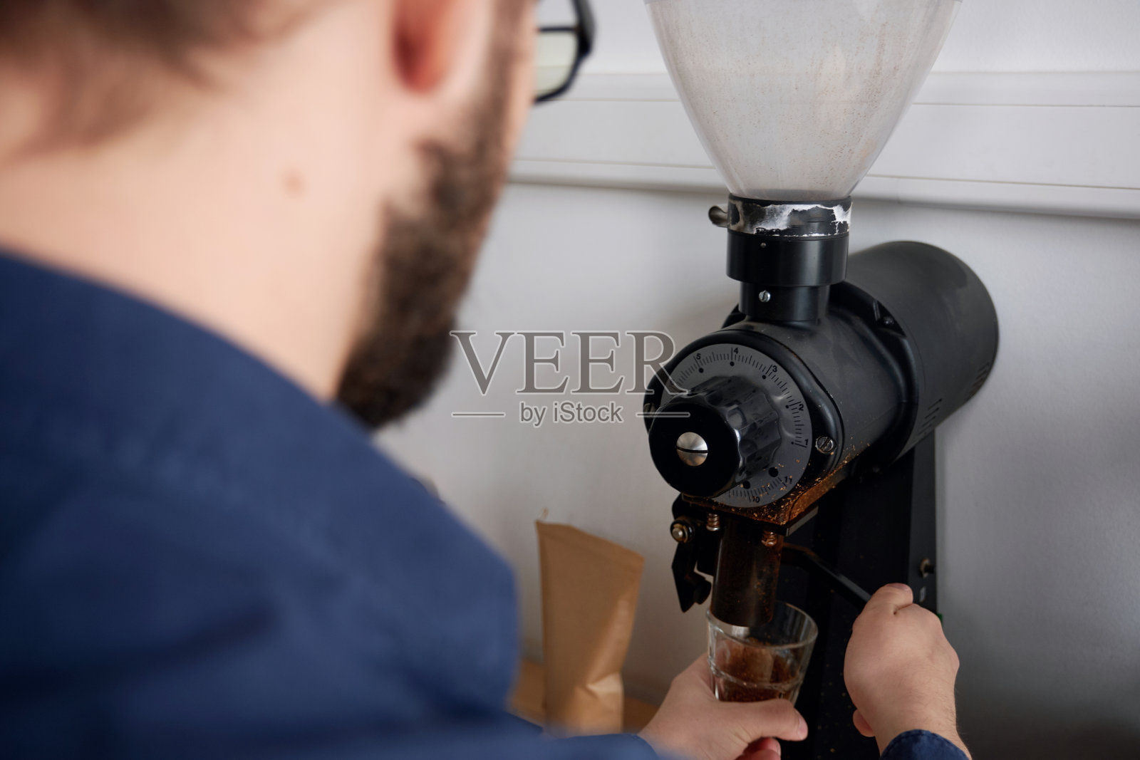 把新鲜的咖啡磨成杯子，用来拔火罐照片摄影图片