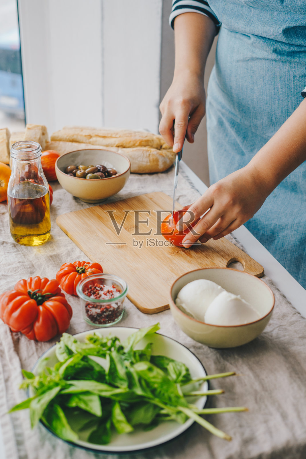 女人烹饪卡普雷塞沙拉照片摄影图片