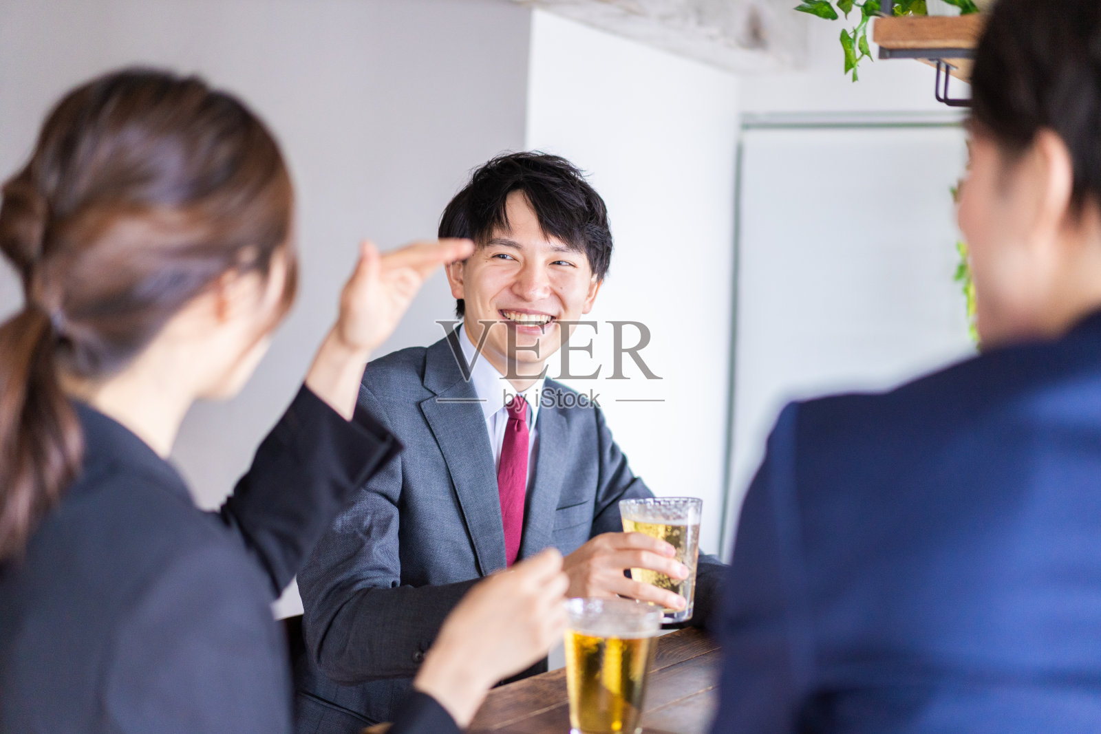 商务人士边喝边谈照片摄影图片