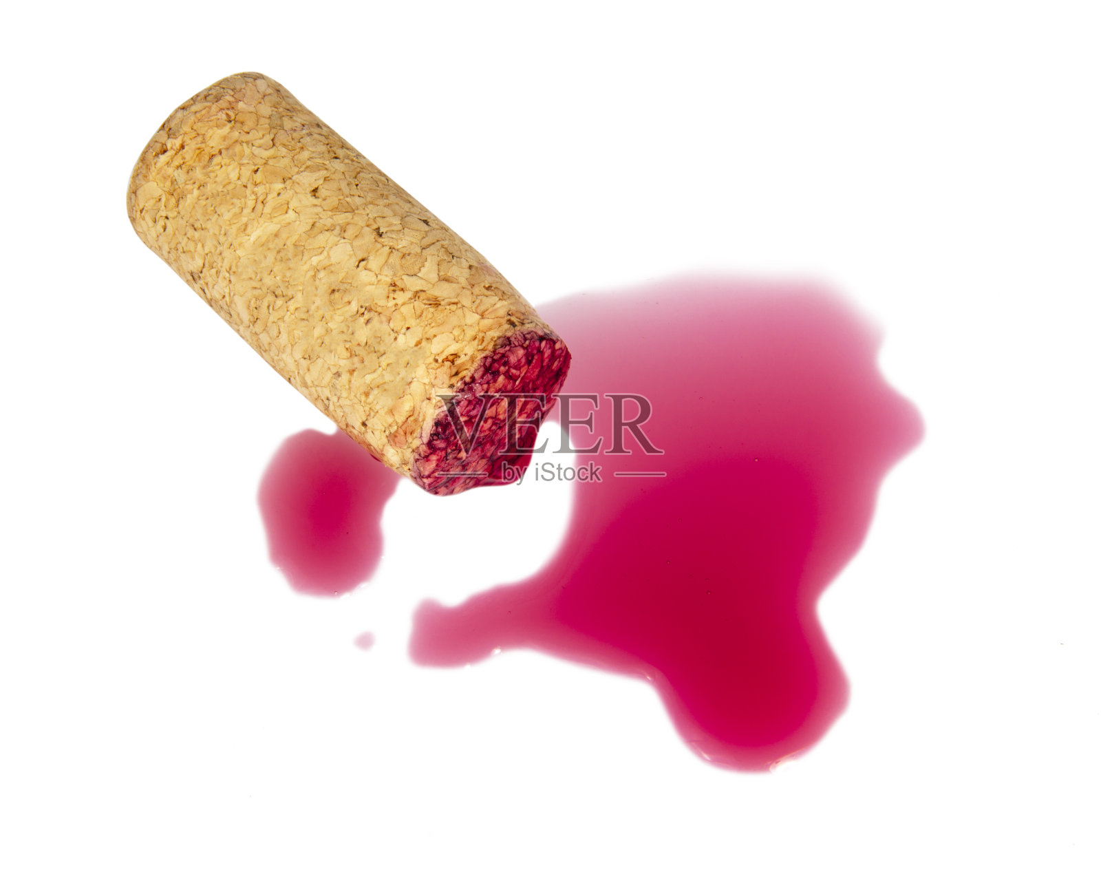 葡萄酒瓶塞与葡萄酒庄的红色隔绝在白色的背景上照片摄影图片
