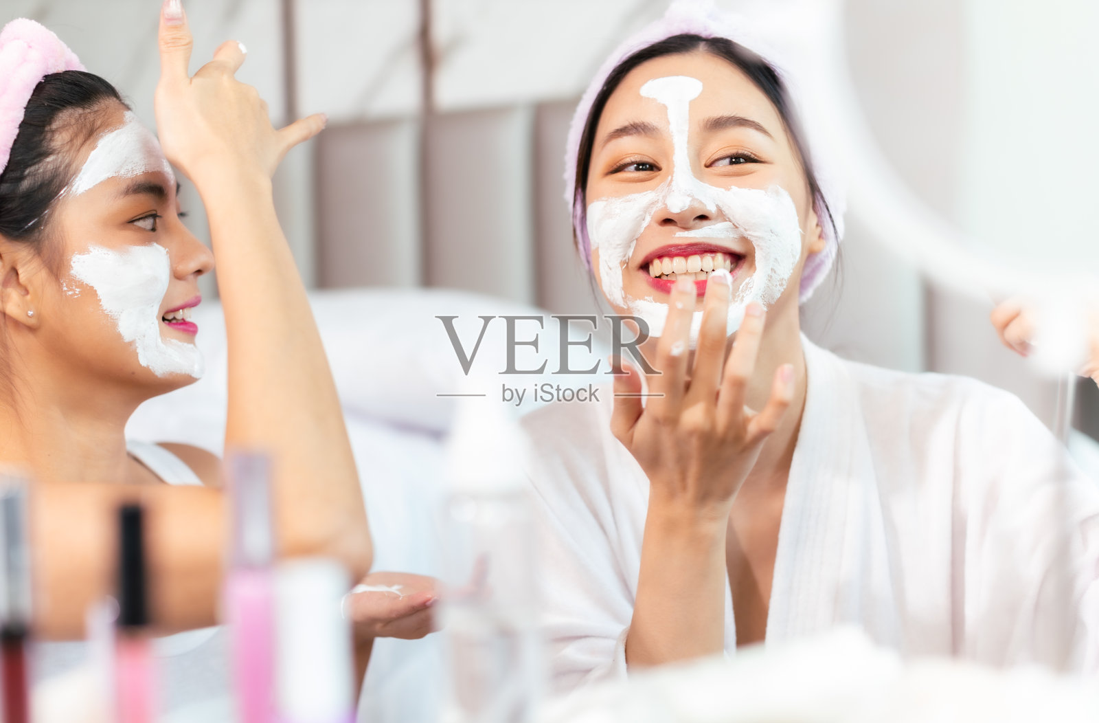 美丽性感的女人的肖像在白色的背景。美丽的女人抚摸着她的脸照片摄影图片