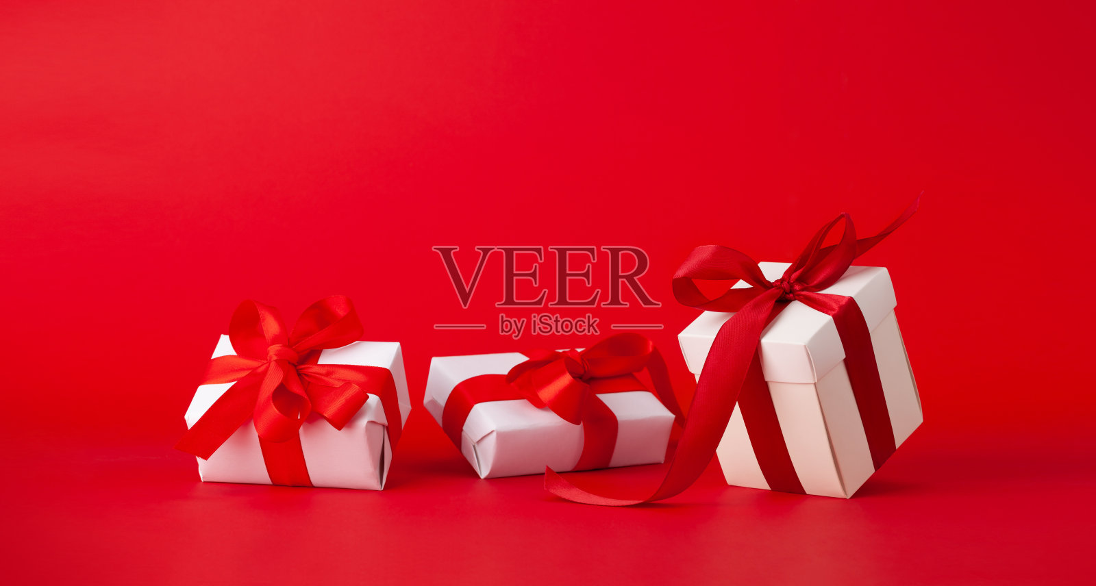 红丝带的礼品盒照片摄影图片