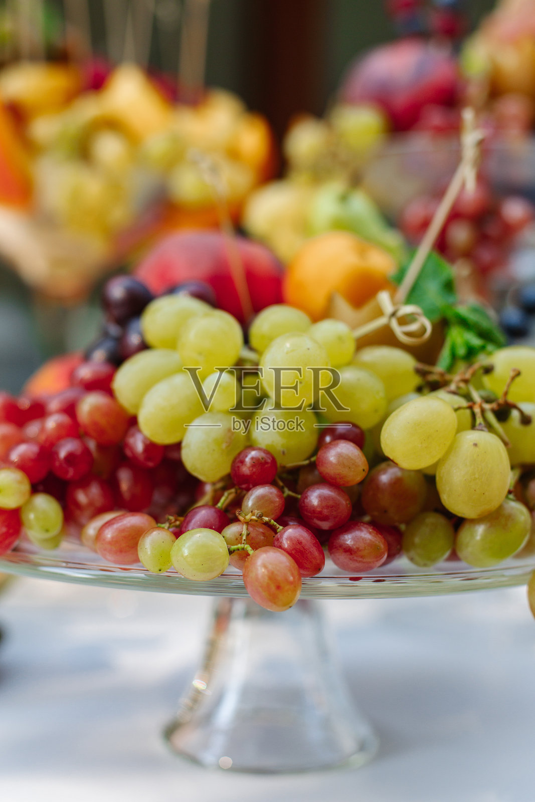 婚礼水果表。节日水果。照片摄影图片