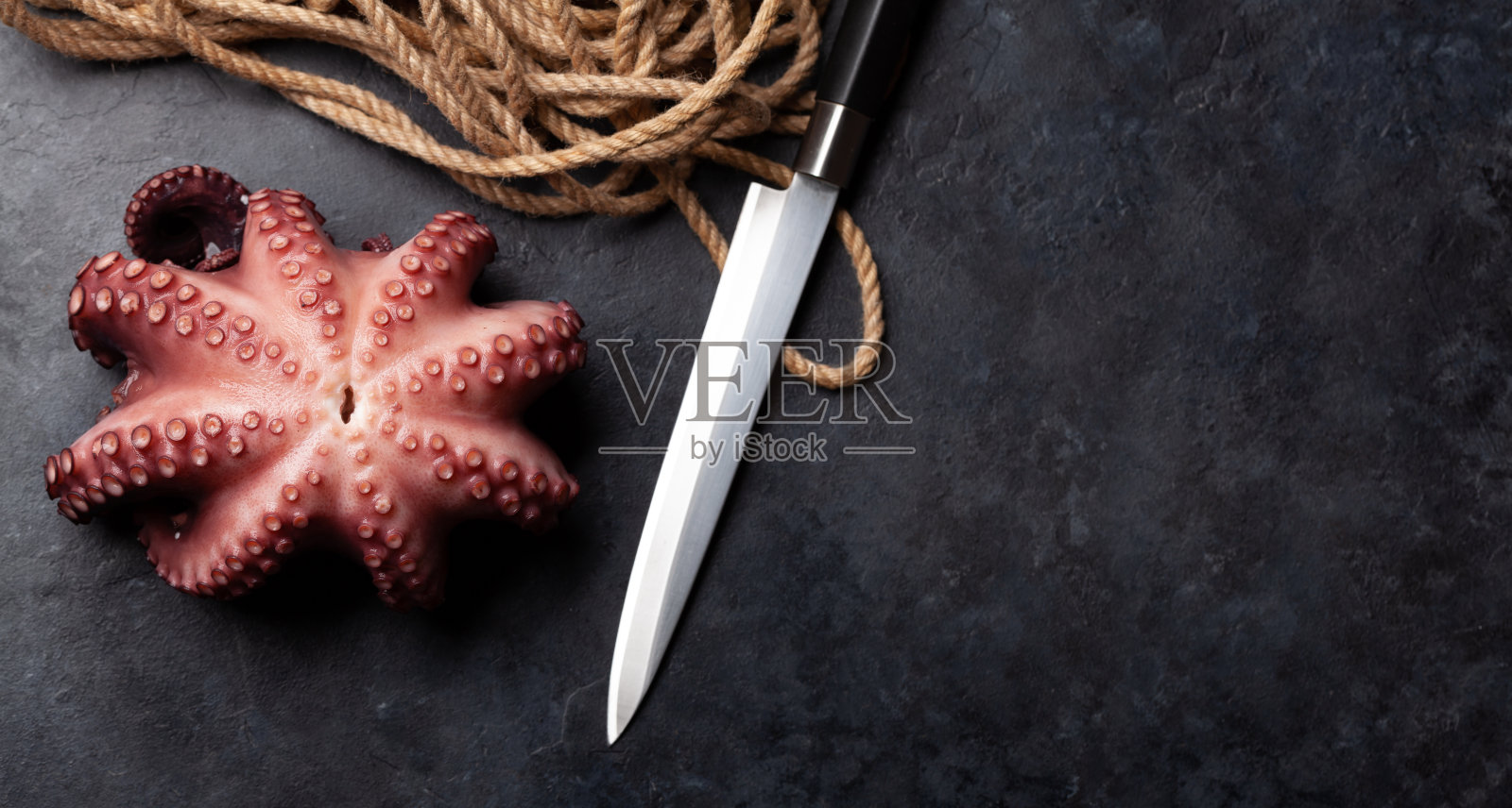 美味的章鱼在黑色的背景照片摄影图片