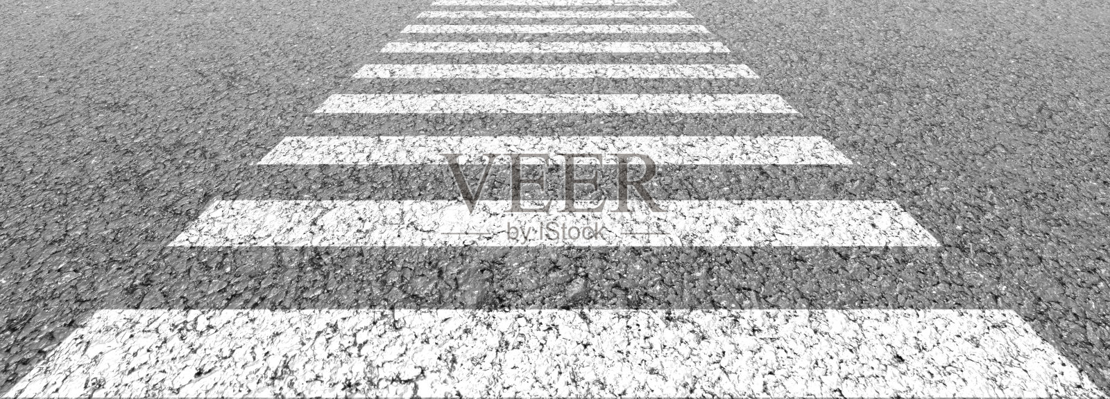 空高速公路黑色的柏油路和白色的分割线，马路上有人行横道照片摄影图片