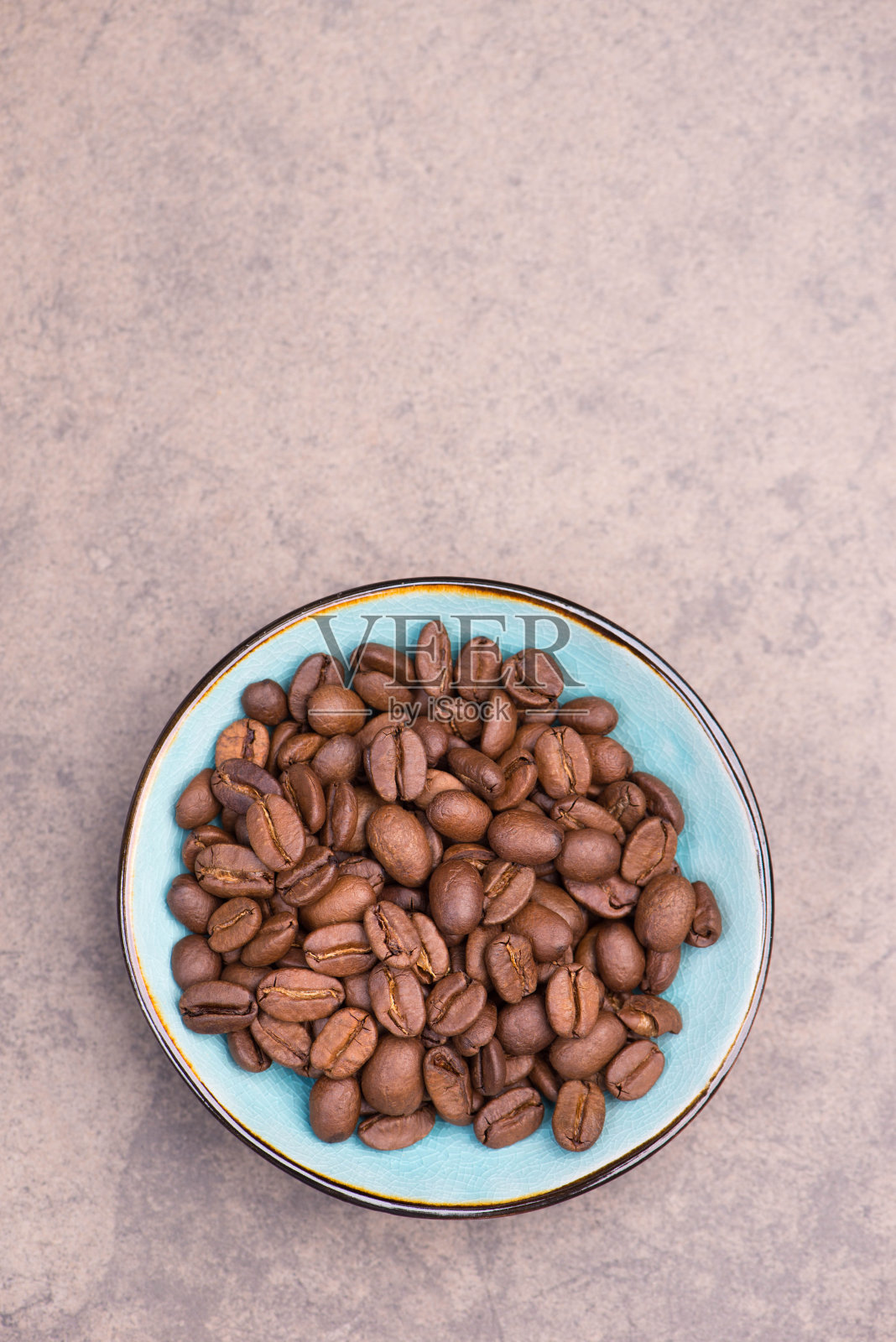 在有纹理的背景上烘烤咖啡豆，空白的文本复制空间照片摄影图片