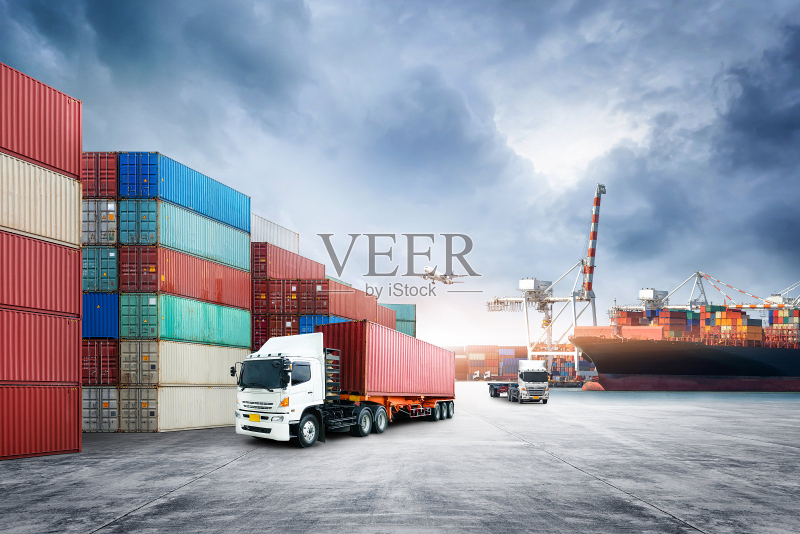 集装箱货轮和船厂货机的商业物流运输概念在戏剧性的蓝天下，物流进出口和运输业的背景照片摄影图片