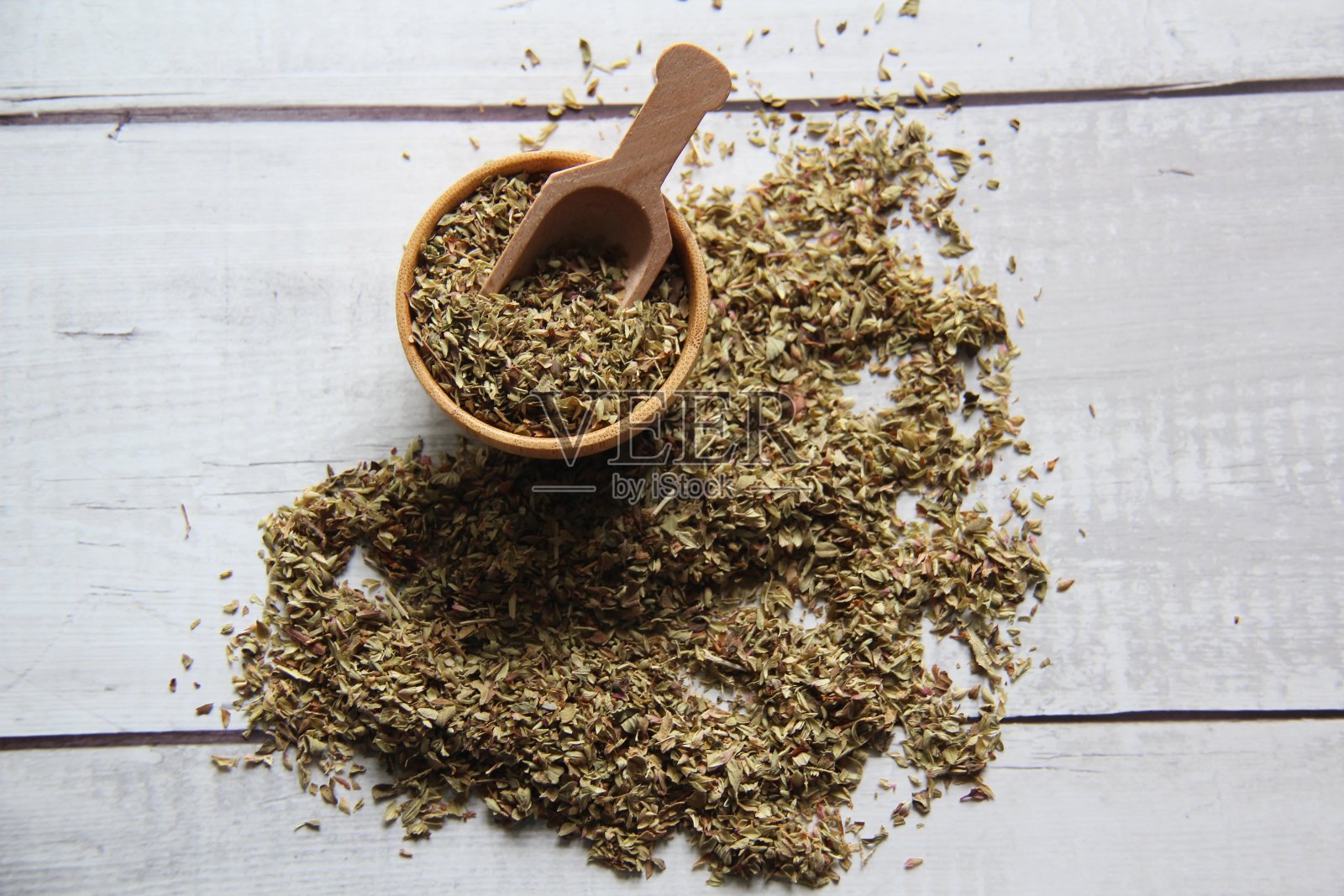 牛至:在旧木桌上晾干、脱水。前视图。照片摄影图片