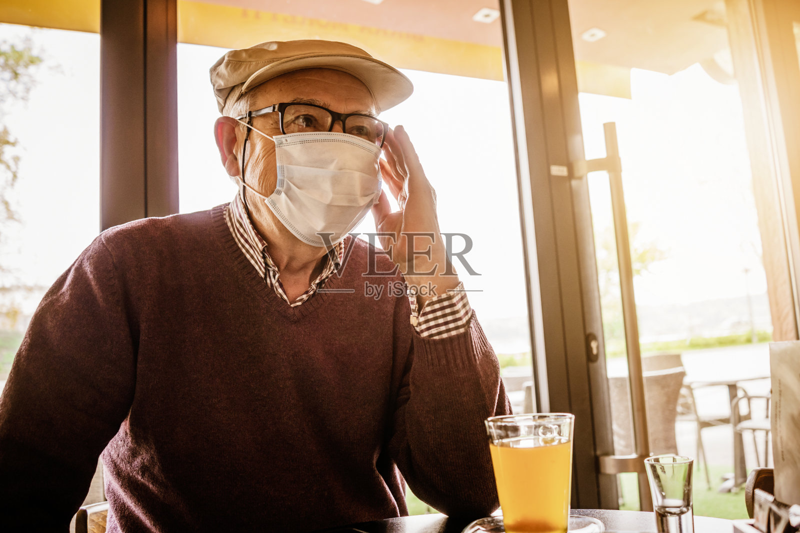 咖啡馆里的老人照片摄影图片