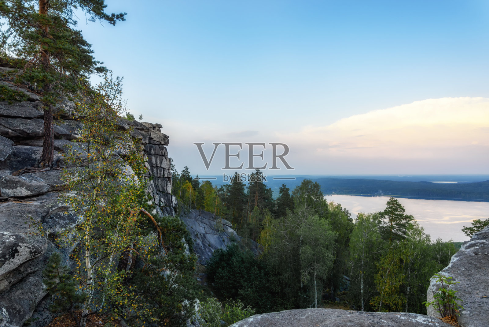 黄昏时从山到湖的景色照片摄影图片