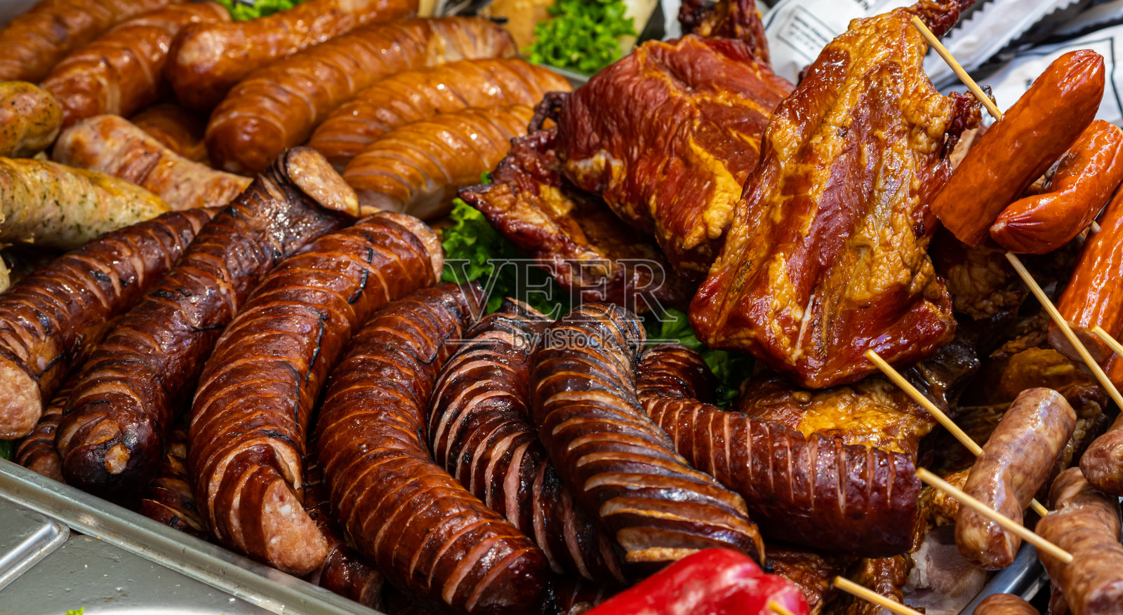 在历史中心的街道上烤香肠。街头食品照片摄影图片