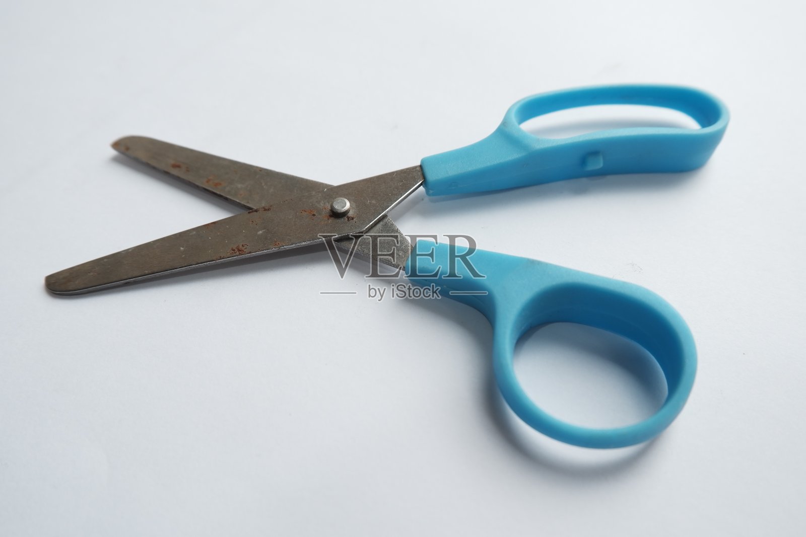 一把有蓝色塑料柄的金属剪刀照片摄影图片