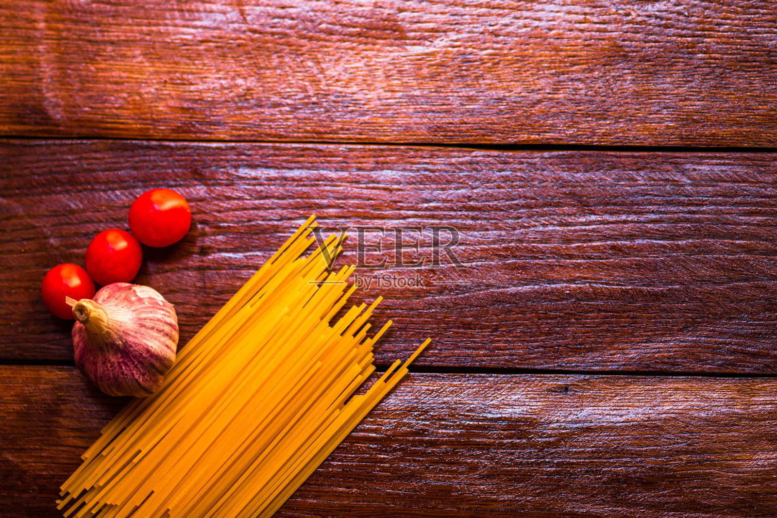 新鲜的有机樱桃番茄配大蒜和意大利面照片摄影图片