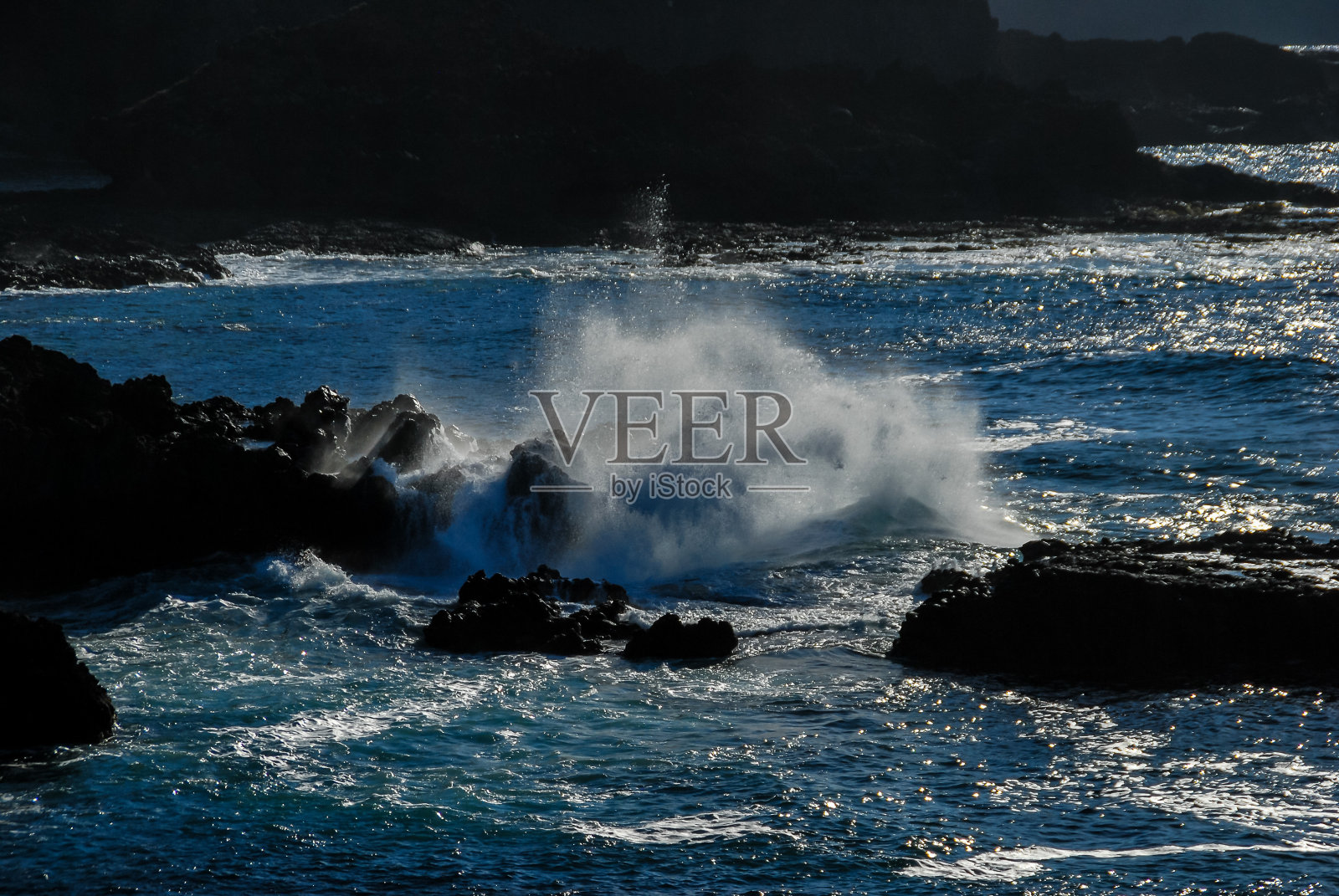 海浪撞击岩石，数码照片作为背景照片摄影图片